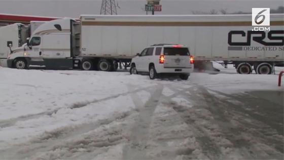 VIDEO: Badai Salju Terparah di AS, Ratusan Kecelakaan Terjadi