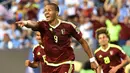 Pemain Venezuela, Jose Salomon Rondon merayakan golnya ke gawang Uruguay pada babak penyisihan grup C Copa America Centenario 2016 di Stadion Lincoln Financial Field, Philadelphia, AS, (10/6/2016). (AFP/Nicholas Kamm)