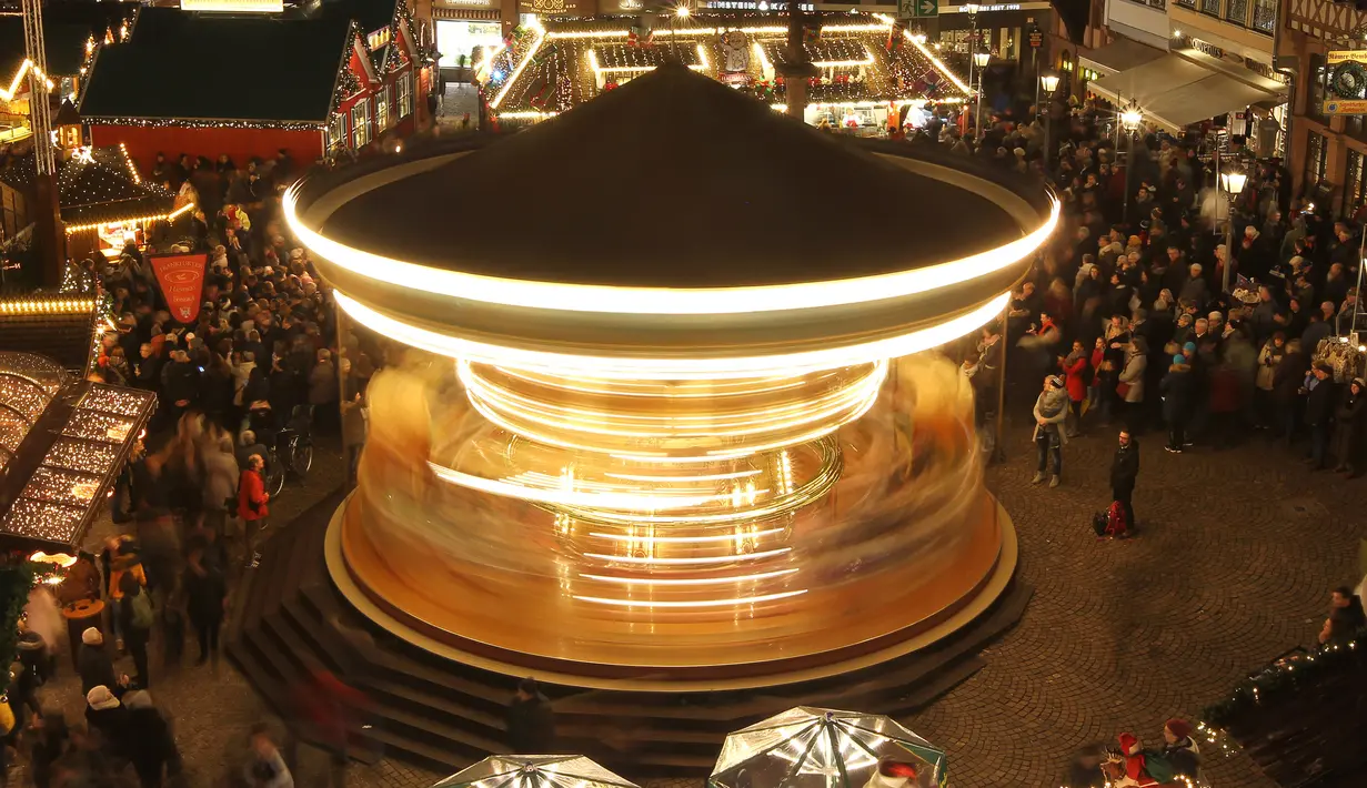 Suasana pasar Natal tradisonal pada hari pembukaannya di Frankfurt am Main, Jerman, Senin (25/11/2019). Sesuai dengan namanya, tempat ini adalah sebuah pasar yang bertemakan Natal. (Photo by Daniel ROLAND / AFP)