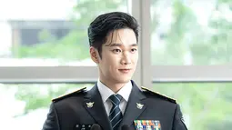 Jin Yi Soo mengambil gelar chaebol generasi ketiga dan seorang detektif. Jin Yi Soo dalam seragam polisi yang rapi, menonjolkan sorot matanya yang cerah dan cerdas. (foto: Instagram/ sbsdrama.official)