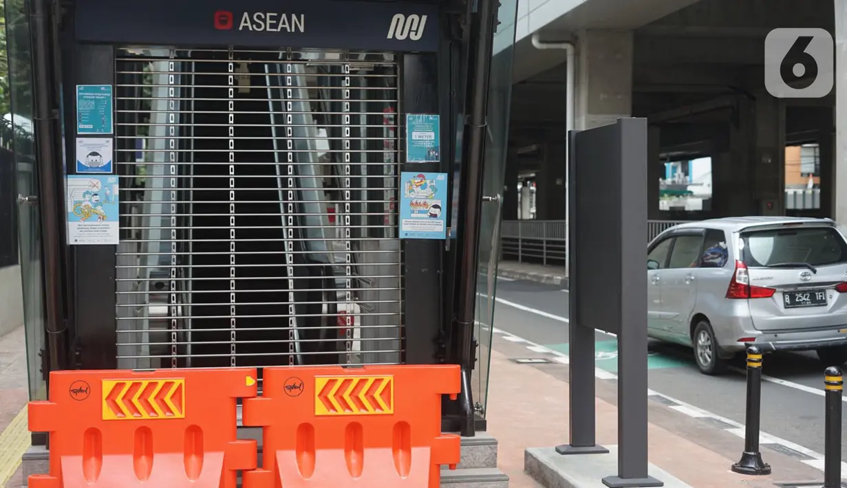 Suasana Stasiun MRT ASEAN yang sepi karena ditutup di Jakarta, Senin (20/4/2020). PT MRT Jakarta (Perseroda) membatasi operasional MRT pada Stasiun Haji Nawi, Stasiun Blok A, dan Stasiun ASEAN mulai Senin 20 April 2020. (Liputan6.com/Immanuel Antonius)