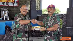 Citizen6, Surabaya: Usai memberikan sambutan, Komandan Pasmar-1 memotong tumpeng dan memberikannya kepada Komandan Yonif-1 Marinir Mayor Marinir Teddy Yulianda Bakri. (Pengirim: roby 110)