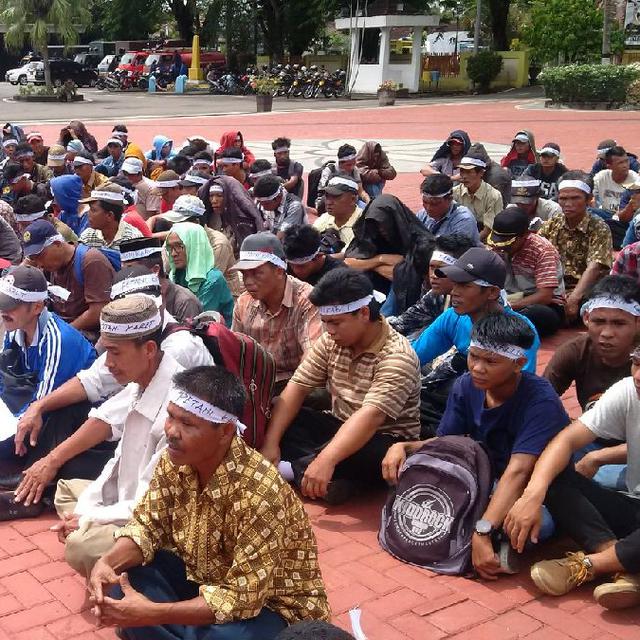 Para Petani Karet Bacakan Surat Yasin Di Depan Kantor Pemkab Muara Enim Regional Liputan6 Com