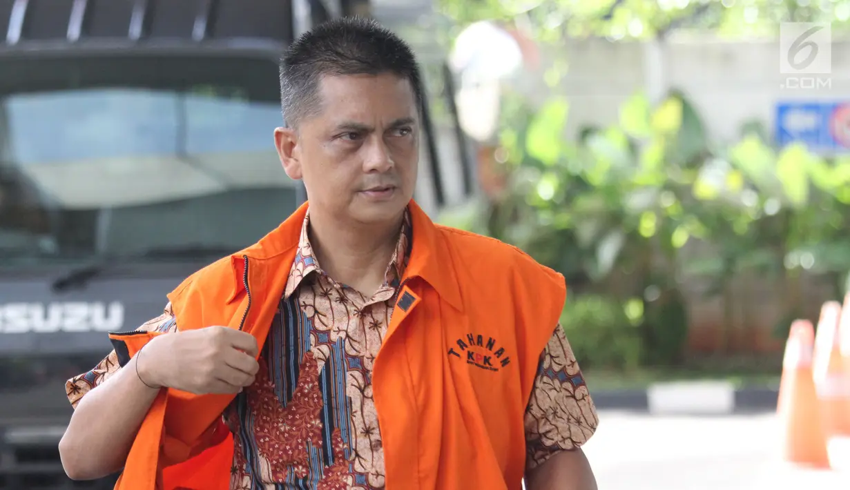 Direktur Utama PT Sarana Bangun Nusantara (SBN) Hasmun Hamzah menuju gedung KPK untuk menjalani pemeriksaan, Jakarta, Jumat (27/4). (Liputan6.com/Herman Zakharia)