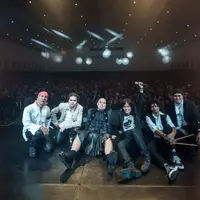 Potret Dul Jaelani saat manggung di konser bertajuk 20 Tahun Bintang Lima Tour 2020 DEWA 19 di Surabaya. (Sumber: Instagram @duljaelani)