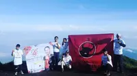 Sejumlah pendaki membeber bendera PDIP dan Chiha Koeswoyo di puncak Gunung Merbabu.