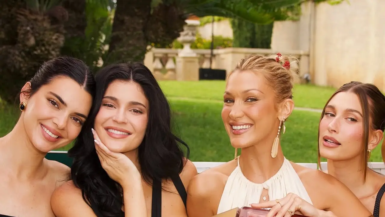 Women Support Women, Gaya Kompak Kylie Jenner, Kendall Jenner, dan Hailey Bieber Dukung Peluncuran Parfum Terbaru Bella Hadid