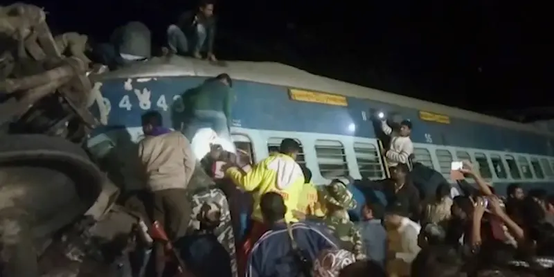 20170122- Tujuh Gerbong Kereta Tergelincir di India 23 Orang Tewas-AP Photo