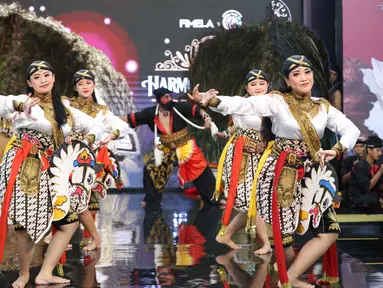 Penari Reog Ponorogo dari Sedulur Warok Ponorogo Bekasi beraksi saat pembukaan acara Parade Wastra Nusantara 2025 yang di Grand Atrium Kota Kasablanka, Jakarta Selatan, Jumat (8/8/2025). (KapanLagi.com/Budy Santoso)