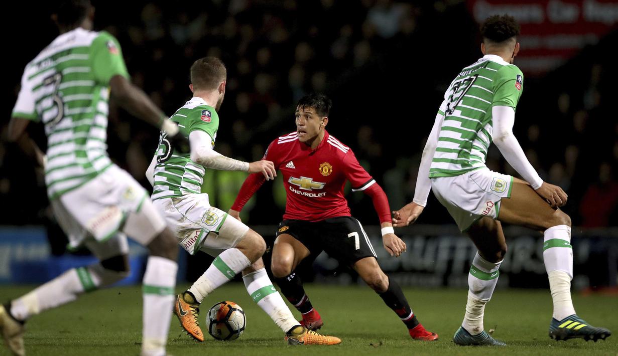 Para pemain Yeovil Town berusaha mengadang laju pemain Manchester United, Alexis Sanchez pada babak keempat Piala FA di Huish Park, Yeovil, (26/1/ 2018). Setan Merah menang 4-0. (Nick Potts/PA via AP)