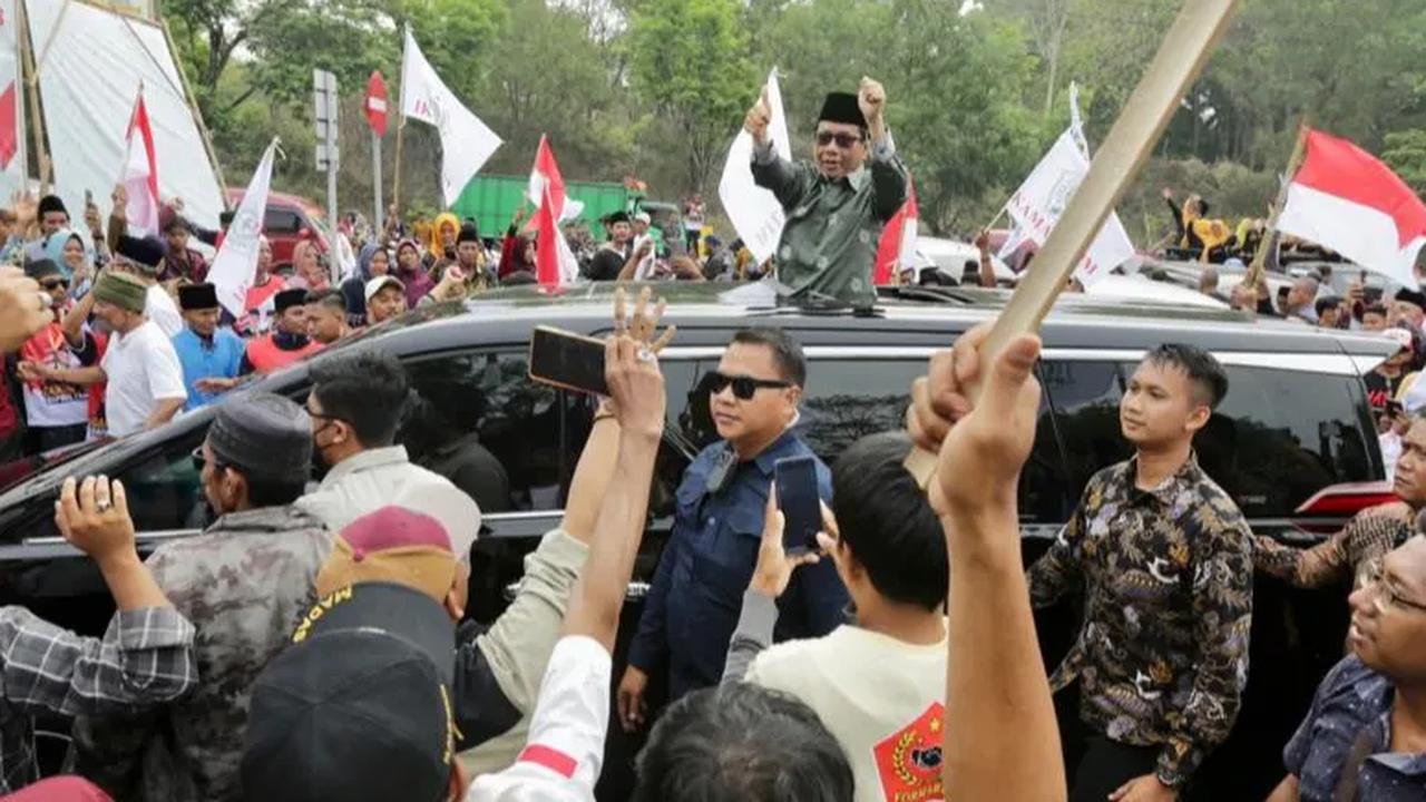 “Agar iklim usaha itu tenang, terlindungi dan rakyat tidak diperlakukan sewenang-wenang juga, sehingga kita akan tegakkan aturan hukum secara baik,” tegas Mahfud.<br>