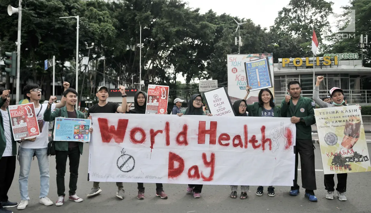 Aksi Mahasiswa Universitas Muhammadiyah Prof. Dr. Hamka saat menggelar kampanye bahaya merokok di car free day (CFD), Jakarta, Minggu (8/4). Mahasiswa mengajak masyarakat hidup sehat tanpa merokok. (Merdeka.com/Iqbal Nugroho)