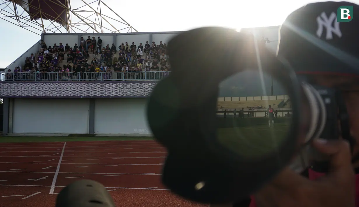<p>Refleksi pertandingan suasana pertandingan persahabatan antara Persita Tangerang melawan PSM Makassar di Indomilk Arena, Tangerang, Rabu (01/06/2022). Pertandingan berakhir dengan skor imbang 1-1. (Bola.com/Bagaskara Lazuardi)</p>