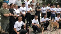 Mantan Kepala Badan Intelijen Negara (BIN), AM Hendropriyono, mendemonstrasikan puluhan anjing impor terlatih di kediamannya di bilangn Senayan