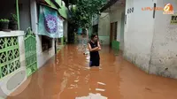 Banjir di kawasan ini disebabkan karena meluapnya sungai pesanggrahan sehingga banjir di pemukiman warga yang tinggal di sekitar sungai tak terelakan lagi (Liputan6.com/Johan Tallo)