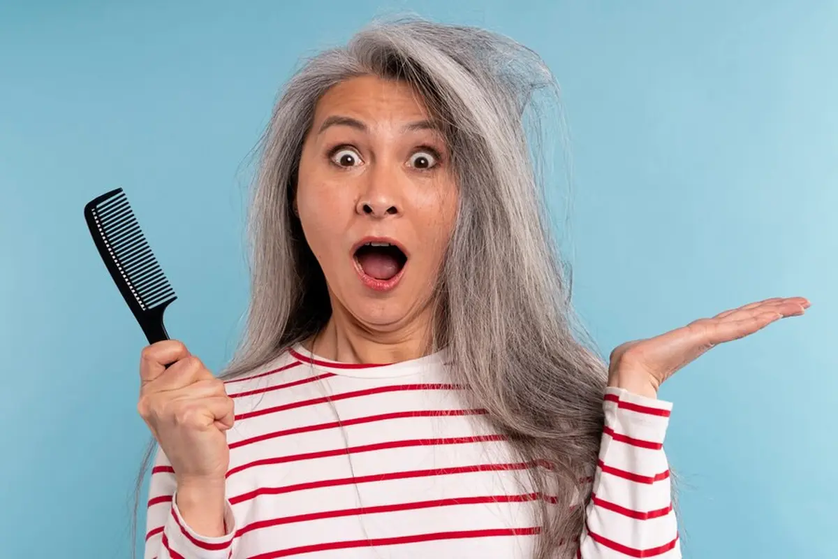 Seorang wanita dengan rambut berantakan sedang memegang sebuah sisir (Foto Dok: Freepik/freepik)