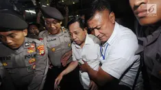 Terdakwa korupsi proyek E-KTP Setya Novanto dibawa petugas usai mengikuti sidang perdana di Pengadilan Tipikor, Jakarta, Rabu (13/12). Sidang mendengarkan pembacaan dakwaan oleh JPU KPK. (Liputan6.com/Helmi Fithriansyah)