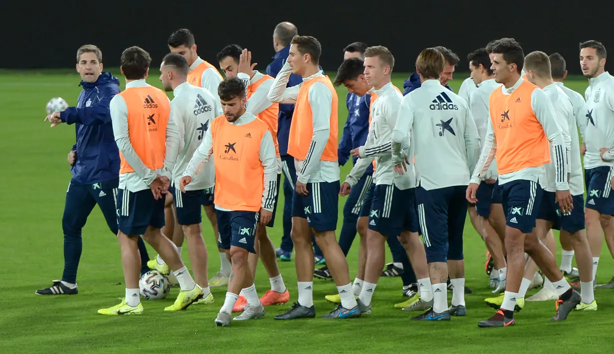 Para pemain Spanyol menghadiri sesi latihan di stadion Ramon de Carranza di Cadiz (14/11/2019). Spanyol akan bertanding melawan Malta pada Grup F Kualifikasi Piala Eropa 2020. (AFP Photo/Cristina Quicler)