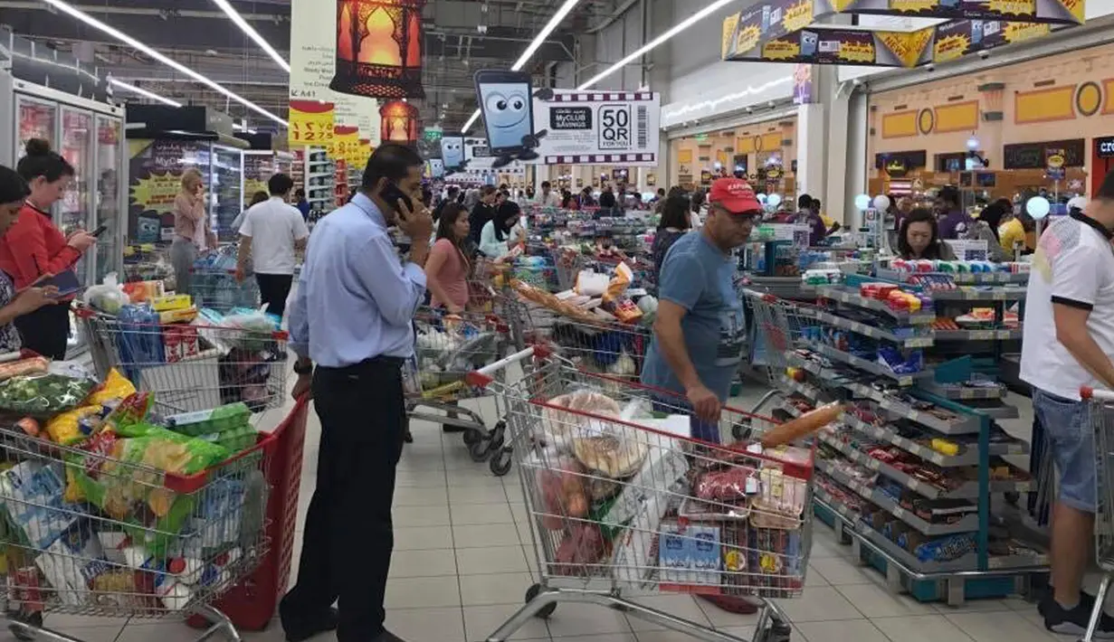 Warga Qatar mengantre untuk membayar belanjaan mereka di sebuah supermarket di Doha, Senin (5/6). Pasca diumumkan pemutusan hubungan Diplomatik Qatar-Saudi, warga Qatar menyerbu toko makanan untuk memenuhi stok barang kebutuhan mereka. (Doha News via AP)