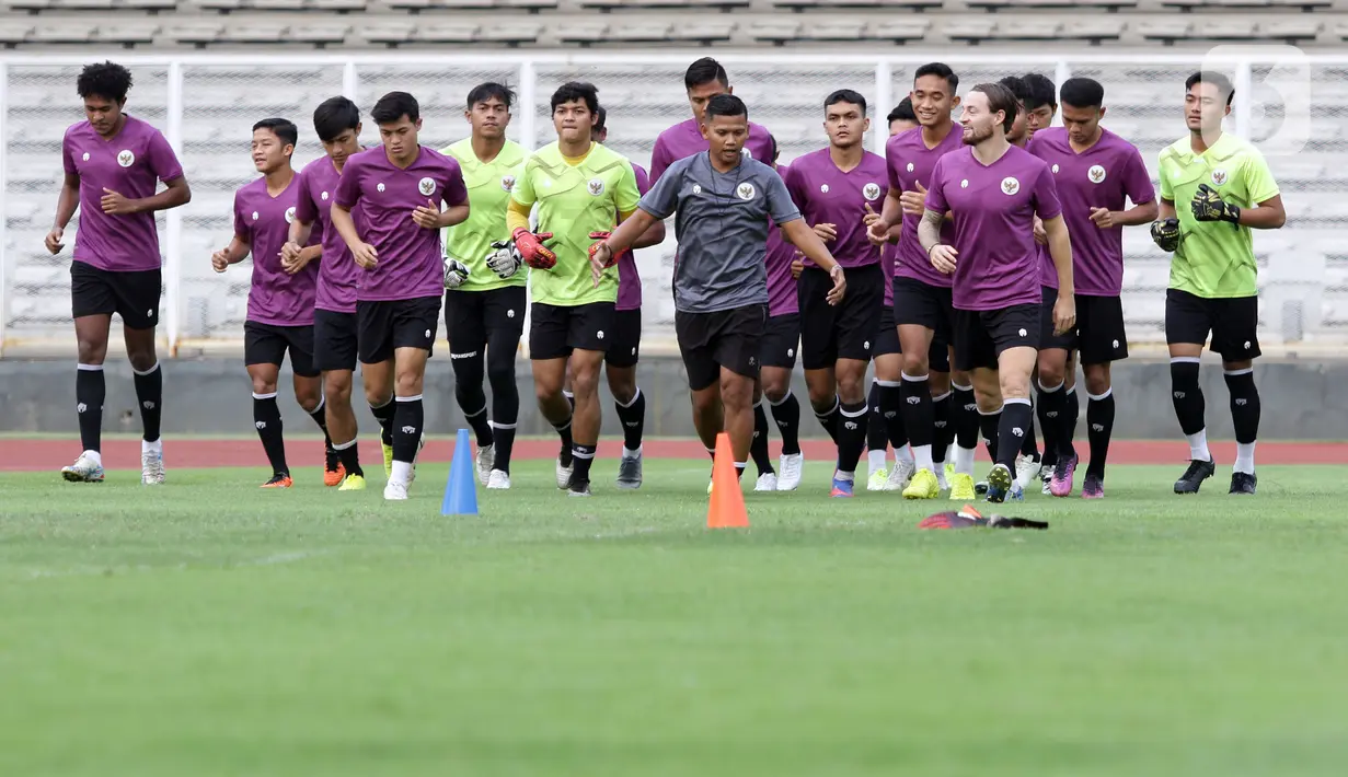 Sejumlah pemain Timnas Indonesia U-23 melakukan pemanasan jelang latihan di Stadion Madya Gelora Bung Karno, Jakarta, Selasa (12/4/2022). Latihan ini persiapan jelang Sea Games 2021 di Hanoi, Vietnam, 12 hingga 23 Mei 2022 mendatang. (Liputan6.com/Helmi Fithriansyah)