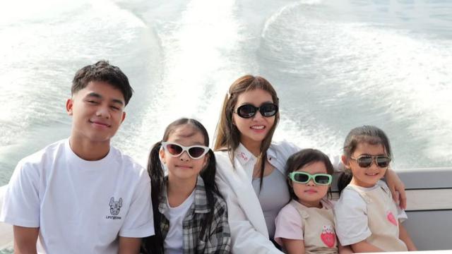 Momen liburan seru Sarwendah dan anak-anak. (credit:instagram.com/sarwendah29)