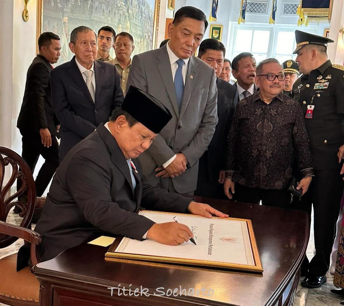 Gaya Kece Titiek Soeharto Foto Bareng Presiden Prabowo di Acara Sertijab Menhan