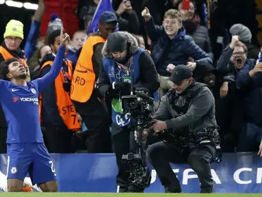 Gelandang Chelsea, Willian, merayakan gol ke gawang Barcelona pada laga Liga Champions di Stadion Stamford Bridge, London, Selasa (20/2/2018). Chelsea sementara unggul 1-0 atas Barcelona. (AFP/Ian Kington)