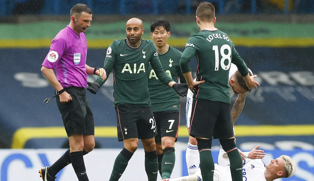 Gelandang Tottenham Hotspur, Lucas Moura (tengah) memprotes keputusan wasit Michael Oliver yang memberinya kartu kuning saat melawan Leeds United dalam laga lanjutan Liga Inggris 2020/2021 pekan ke-35 di Elland Road, Leeds, Sabtu (8/5/2021). Tottenham kalah 1-3 dari Leeds. (AP/Jason Cairnduff/Pool)