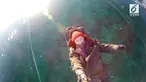 Seorang pria asal Rusia berjalan di atas Danau Baikal. Danau Baikal adalah danau terdalam di bumi.