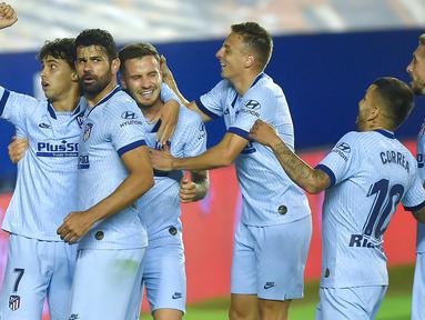 Pemain Atletico Madrid merayakan gol yang dicetak Joao Felix ke gawang Osasuna pada laga lanjutan La Liga pekan ke-29 di Stadion El Sadar, Pamplona, Kamis (18/6/2020) dini hari WIB. Atletico menang telak 5-0 atas Osasuna. (AFP/Ander Gillenea)