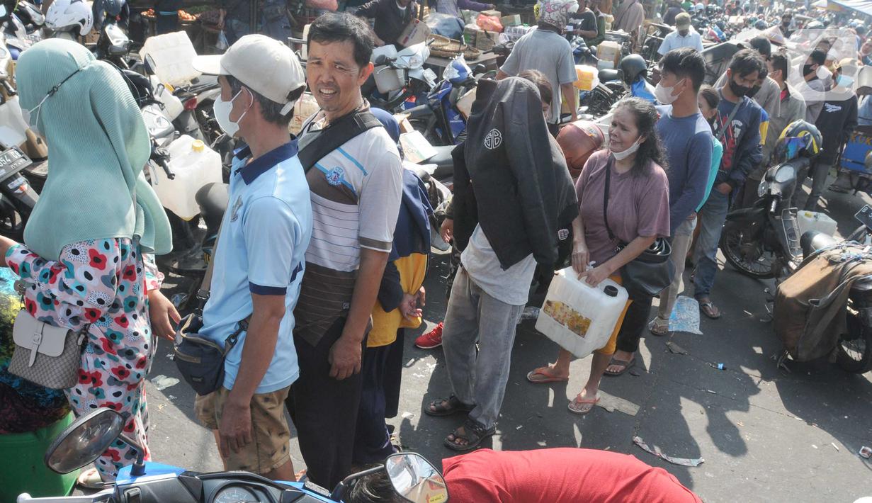 Warga yang mayoritas pedagang antre untuk membeli minyak goreng curah pada distributor di Jalan MA Salmun, Bogor, Kamis (31/3/20222). Di tempat ini pembelian dibatasi hanya satu jerigen atau berisi 16 liter dengan harga Rp 256.000 atau Rp 16.000 per liter. (merdeka.com/Arie Basuki)