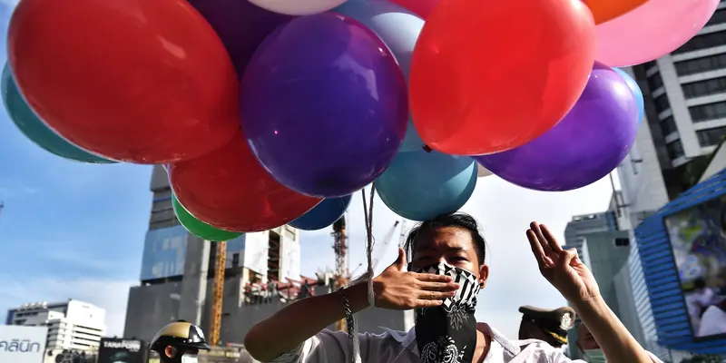 Aksi Pengunjuk Rasa di Bangkok Bawa Balon Protes Pembelian Kapal Selam