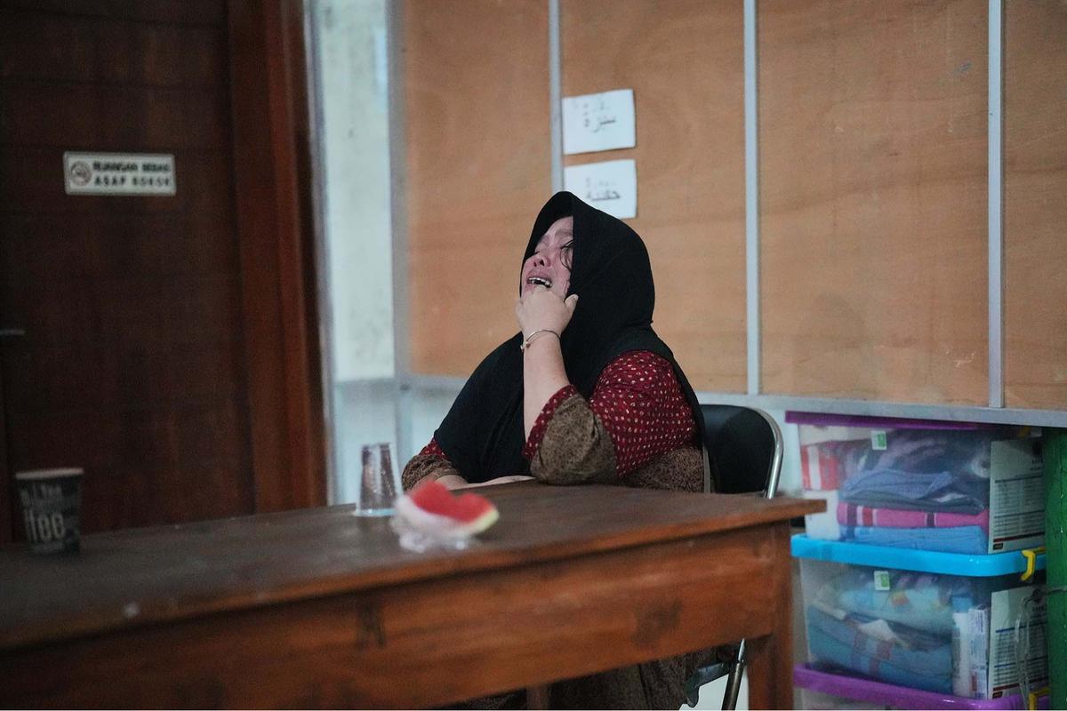 FOTO: Harap dan Cemas, Keluarga Santri Setia Menunggu di Lokasi Musala Ambruk