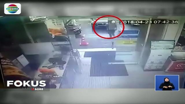 Kejahatan yang menimpa penumpang taksi online atau daring kembali terjadi. Tak hanya dirampok, korban juga menjadi korban percobaan pemerkosaan pelaku yang menjadi sopir taksi gadungan.
