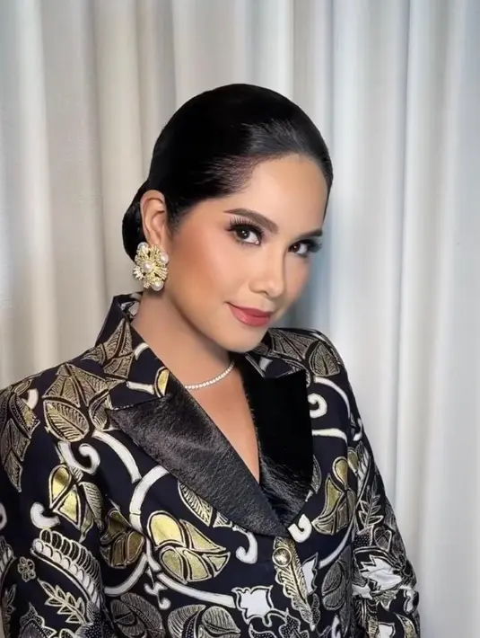 Disempurnakan dengan deretan perhiasan seperti anting hingga kalung mutiara. [@barry_irawan].