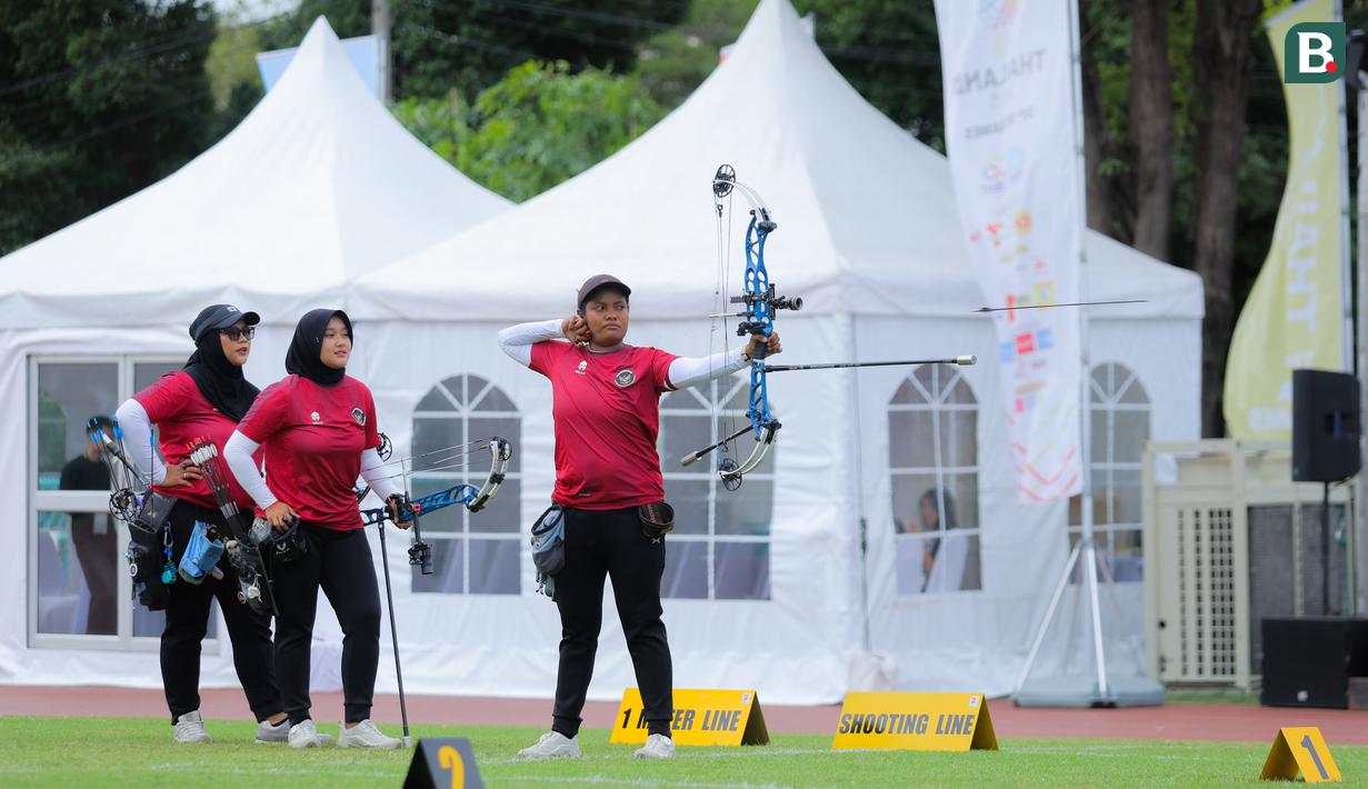 Tim yang beranggotakan Nurisa Dian Ashrifah , Ratih Zilizati Fadhly, dan Yurike Dina Bonita Pereira harus mendapatkan perlawanan sengit dari wakil Singapura. Skor bahkan sempat imbang saat percobaan ketiga. (Bola.com/Bagaskara Lazuardi)