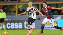 Pemain Juventus, Simone Zaza (kiri), berusaha melepaskan diri dari pemain Bologna, Domenico Maietta, dalam laga Serie A Italia di Stadion Renato Dall'Ara, Bologna,Sabtu (20/2/2016) dini hari WIB. (EPA/Giorgio Benvenuti)