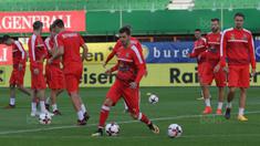  Bek Austria, Aleksandar Dragovic. mengontrol bola saat latihan di Stadion Ernst Happel, Wina, Kamis (5/10/2017). Austria akan menghadapi Serbia pada laga kualifikasi Piala Dunia 2018. (Bola.com/Reza Khomaini)