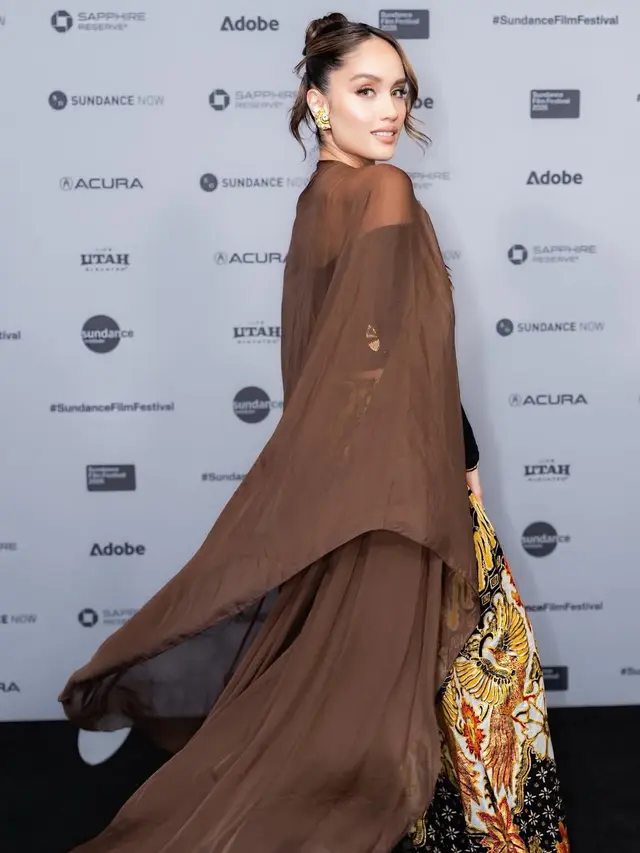 Cinta Laura di Sundance Film Festival pakai selendang coklat. [@armanfebryan]