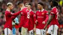 Para pemain Manchester United berusaha menenangkan Casemiro setelah mendapat kartu merah pada laga Liga Inggris di Stadion Old Trafford, Minggu (12/3/2023). (AP Photo/Jon Super)