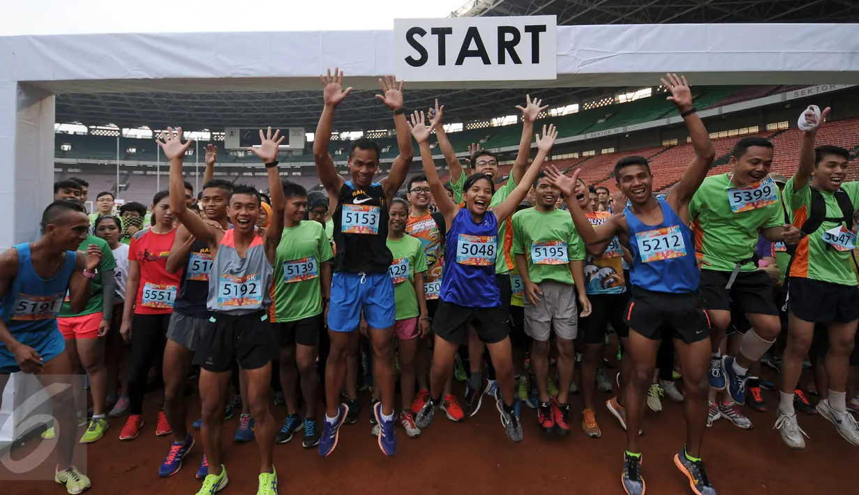 Pelari bersorak jelang melakukan start di lingkaran lapangan Stadion Gelora Bung Karno, Jakarta, Minggu (22/5/2016). Tercatat 2.100 pelari ambil bagian dalam Gelora Run 2016, ajang lari melintasi tribun Stadion GBK. (Liputan6.com/Helmi Fithriansyah)
