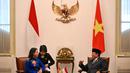 Presiden Indonesia, Prabowo Subianto (kanan) saat mengadakan pertemuan dengan Wakil Presiden Vietnam Vo Thi Anh Xuan di Istana Kepresidenan Republik Indonesia, Jakarta pada Senin 21 Oktober 2024. (BAY ISMOYO/POOL/AFP)