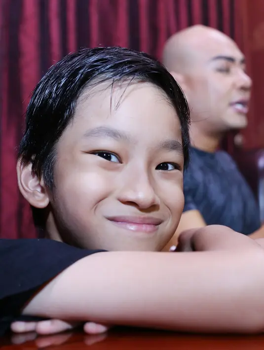 Senyum manis Azkanio Nikola. (Galih W. Satria/Bintang.com)