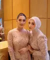 Keduanya tampil anggun dalam balutan kebaya bernuansa blush pink yang memberi kesan feminin sekaligus elegan. [@marginw].