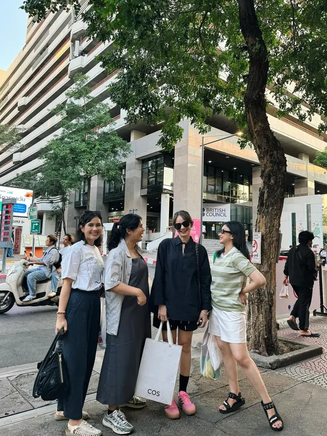 7 Potret Seru Enzy Storia Liburan ke Bangkok, Naik Ojol Hingga Jalan-Jalan ke Museum