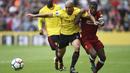 Duel pemain Watford, Nordin Amrabat (kiri) dengan pemain Liverpool, pada laga Premier League di Vicarage Road, Watford, (12/8/2017). Liverpool bermain imbang 3-3. (Daniel Hambury/PA via AP)