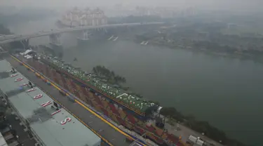 Pandangan dari atas Sirkuit Marina Bay Street yang tertutup asap tebal, Singapura, Rabu (16/9/2015). Kabut asap yang menyelimuti sirkuit tak menyurutkan penyelenggara untuk tetap melangsungkan F1 Grand Prix Singapura. (REUTERS/Edgar Su)