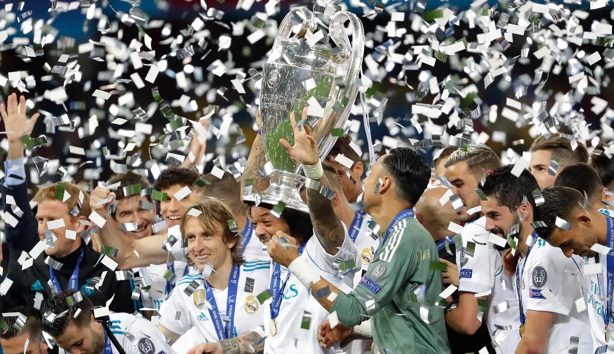 Pemain Real Madrid mengangkat piala usai menjadi juara Liga Champions 2018 di Stadion NSK Olimpiyskiy, Ukraina (26/5). Menang 3-1, El Real berhasil hat-trick juara kasta tertinggi kompetisi antarklub Eropa tersebut. (AP/Sergei Grits)