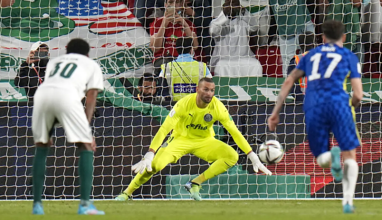 Penjaga gawang Palmeiras Weverton (tengah) gagal menghalau tendangan penalti pemain Chelsea Kai Havertz pada pertandingan sepak bola final Piala Dunia Antarklub di Stadion Mohammed Bin Zayed, Abu Dhabi, Uni Emirat Arab, 12 Februari 2022. Chelsea menang 2-1. (AP Photo/Hassan Ammar)