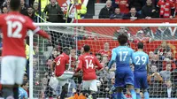 Pemain Manchester United, Paul Pogba (6), mencetak gol ke gawang Arsenal pada lanjutan Premier League di Stadion Old Trafford, Senin (30/4/2018) dini hari WIB.  (AP Photo/Rui Vieira)